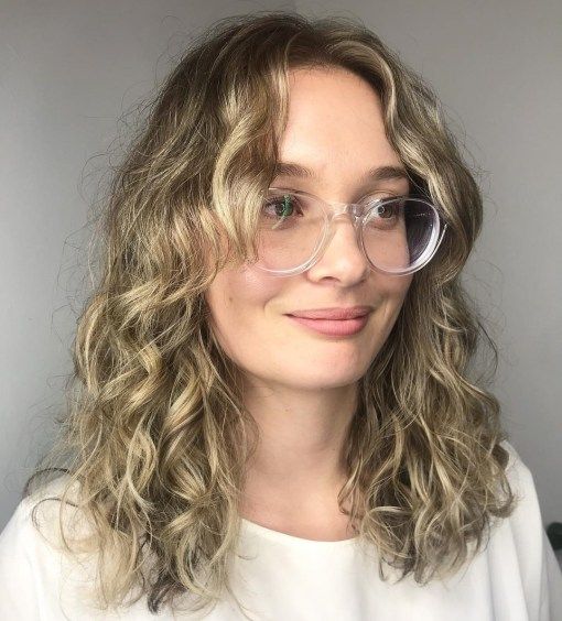 Medium Cut with Bangs for Wavy Hair Curtain Bangs Curly Hair, Curtain Bangs Curly, Bangs Wavy Hair, The Right Hairstyles, Bangs Curly Hair, Wavy Bangs, Rambut Brunette, Inspiring Pictures, Fesyen Rambut