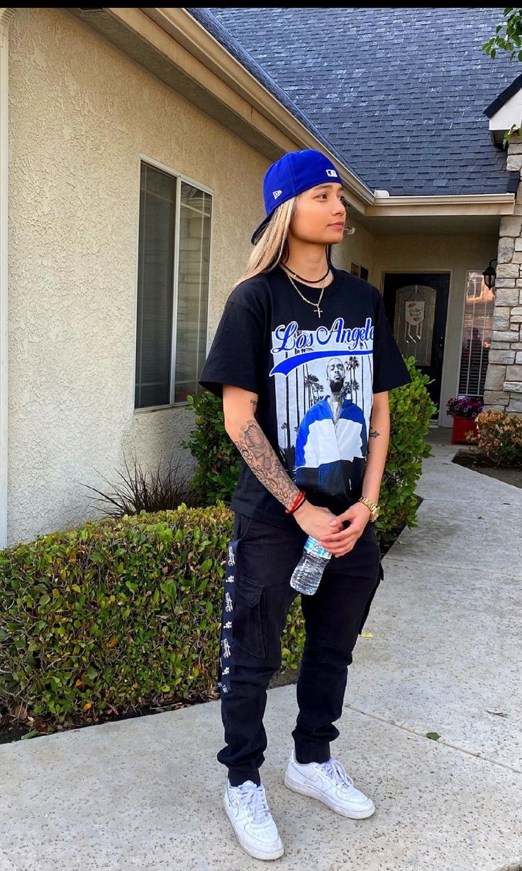 Tomboy Outfits Sporty, Nice Tomboy Outfits, Stud Women Outfits, Masc Woman Outfit Ideas, Styles For Tomboys, Lesbian School Outfits, Lesbian Streetwear Fashion, Stud Girls Style Outfit, Outfit Ideas Stud