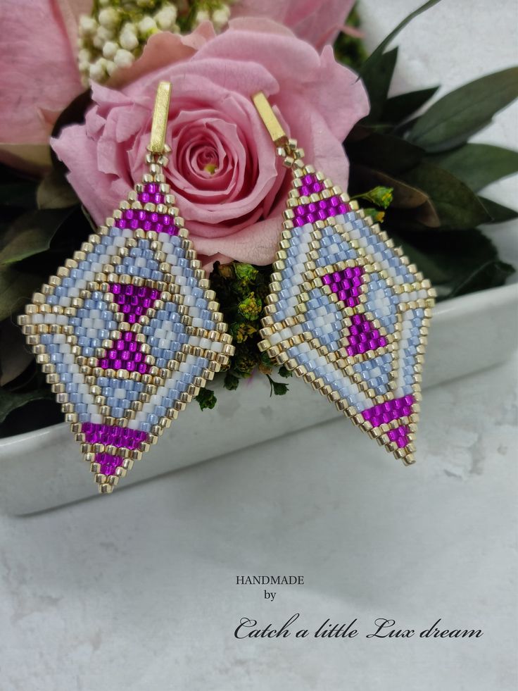 Brick Stitch Earrings made of Miyuki Delicas 11/0. Diamond shaped earrings with a gorgeous pattern. The bright colors are celebrating the summer and lifting up everybodies mood - shining gold, silverlined pink, soft blue and white. Push-backs made of high quality stainless steel, gold-plated. Length: 4.5 cm Width: 3 cm https://www.etsy.com/at/listing/1502485323/brick-stitch-earrings-diamonds Pink Earrings For Summer Gift, Pink Summer Earrings Gift, Pink Hypoallergenic Beaded Drop Earrings, Pink Hypoallergenic Beaded Earrings For Gift, Hypoallergenic Pink Beaded Earrings For Gift, Pink Earrings With Colorful Beads For Gift, Pink Teardrop Festival Earrings, Pink Teardrop Earrings For Festival, Pink Teardrop Beads For Jewelry Crafting