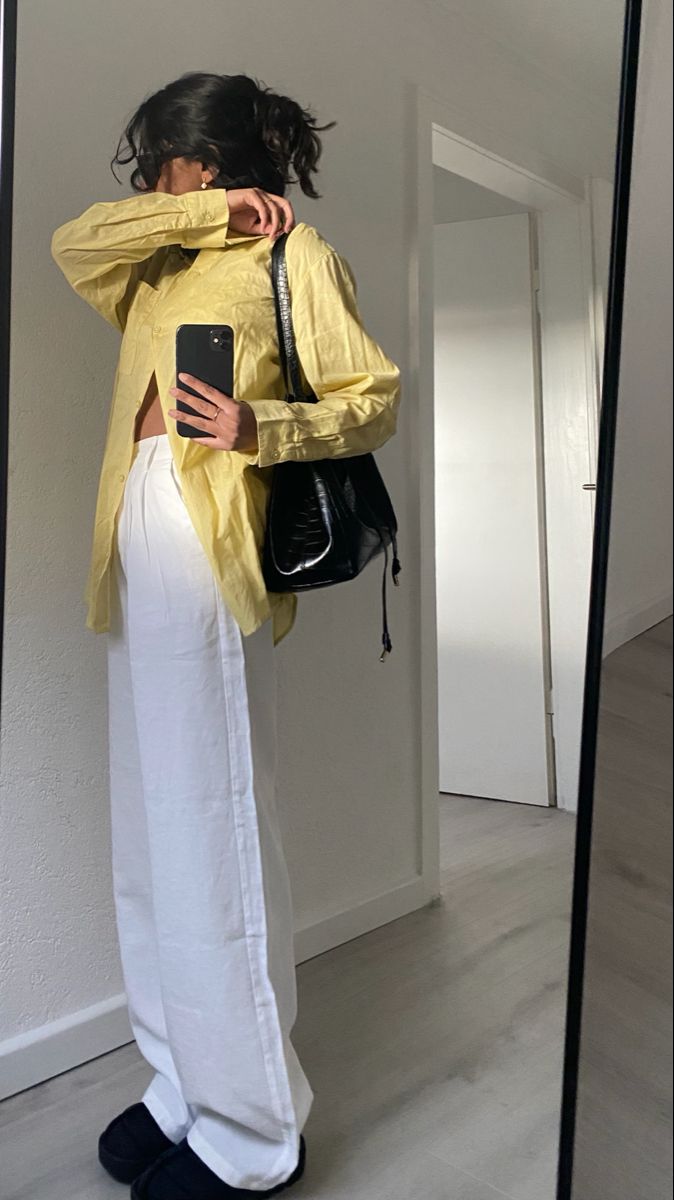 Spring Outfits Yellow Shirt, Black Shopper Bag Outfit, Yellow Dress Shirt Outfit, Puffy Sandals Outfit, Yellow Fits Aesthetic, Yellow And Black Outfit Aesthetic, Yellow Shirt Outfit Aesthetic, Yellow Oversized Shirt Outfit, Puffy Bag Outfit