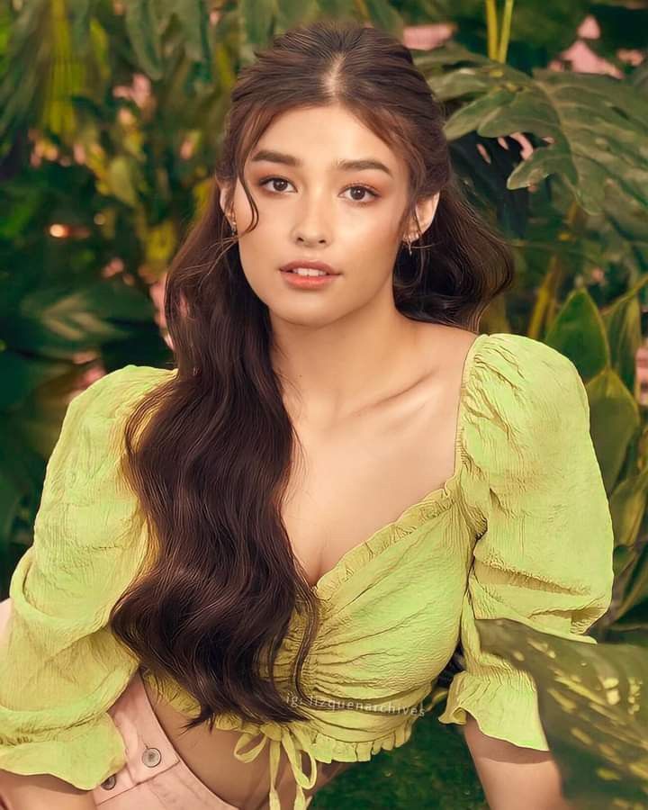 Graduation Pictorial Pose, Hairstyle For Graduation Pictorial, Liza Soberano Instagram, Filipino Hair, Debut Photoshoot, Grad Pic, Graduation Pics, Layered Haircuts For Medium Hair, Liza Soberano