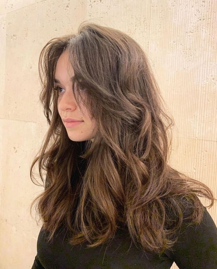 Naturally Wavy Hair Cuts, Gothic Chic, Brown Hair Inspo, Wavy Haircuts, Hairstyles For Layered Hair, Natural Wavy Hair, Haircuts For Wavy Hair, Long Hair With Bangs, Haircuts For Long Hair