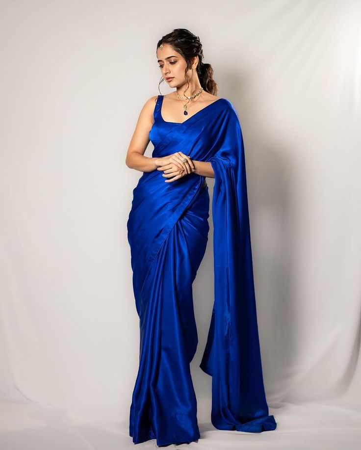 Modern Hairstyles For Saree, Cousin Wedding, Wedding Secrets, Farewell Sarees, Ashika Ranganath, Denim Refashion, Blue Silk Saree, Saree Ideas, Saree Blouse Styles