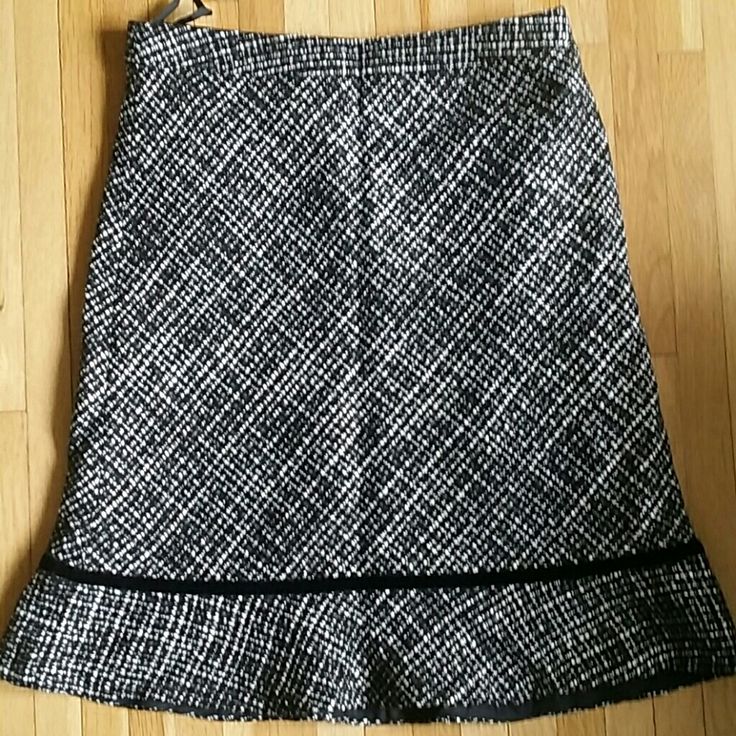 Very Cute Skirt. Never Worn. Excellent Condition! Fitted Tweed Skirt, Fitted Tweed Pencil Skirt, Gap Casual Fitted Mini Skirt, Fitted Gap Mini Skirt, Gap Fitted Mini Skirt, Fitted White Tweed Skirt, Fitted Tweed White Skirt, Fitted Tweed Skirt With Lining, Fitted Tweed Lined Skirt