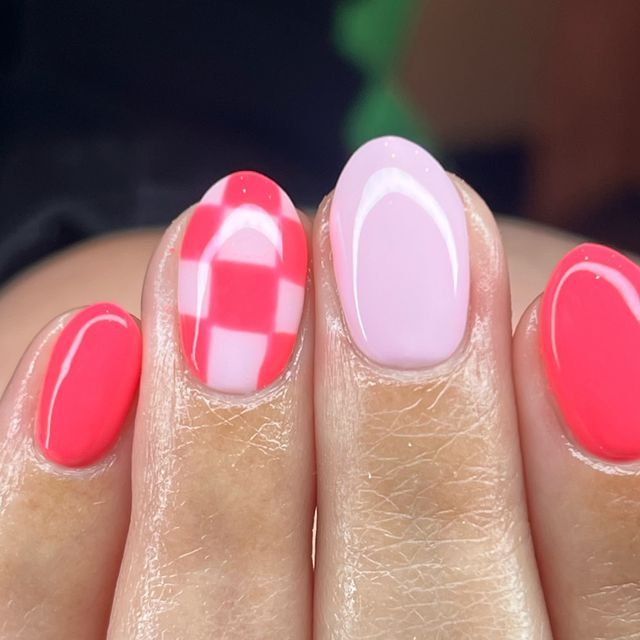 Cute Almost Nails, Easy Fall Gel Nails, Almond Nails Trendy Simple, Pink Easy Nails, Nail Designs Not Acrylic, No Tip Nail Ideas, Easy Summer Nails Short, Summer Checkered Nails, Preppy Nail Designs For Kids