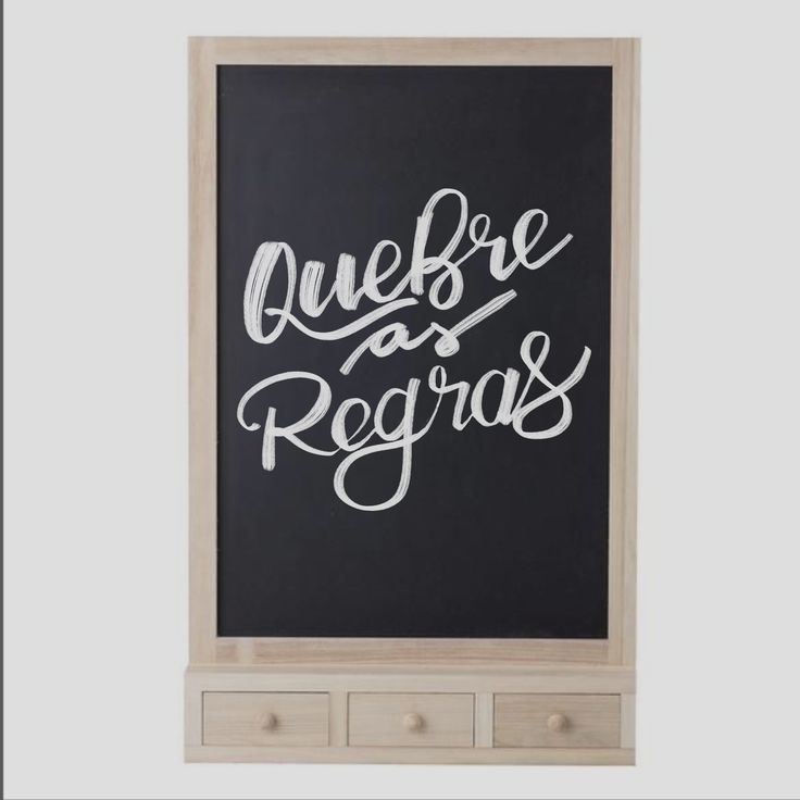 a chalkboard with the words que be regras written on it in white ink