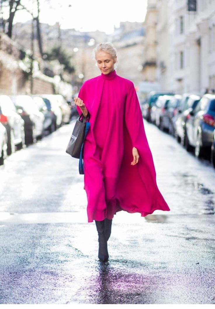 Street Style Fall Winter, Mode Rose, Woman Walking, Plain Dress, Paris Fashion Week Street Style, Looks Chic, Cool Street Fashion, Fashion Over 40, Fashion Week Street Style