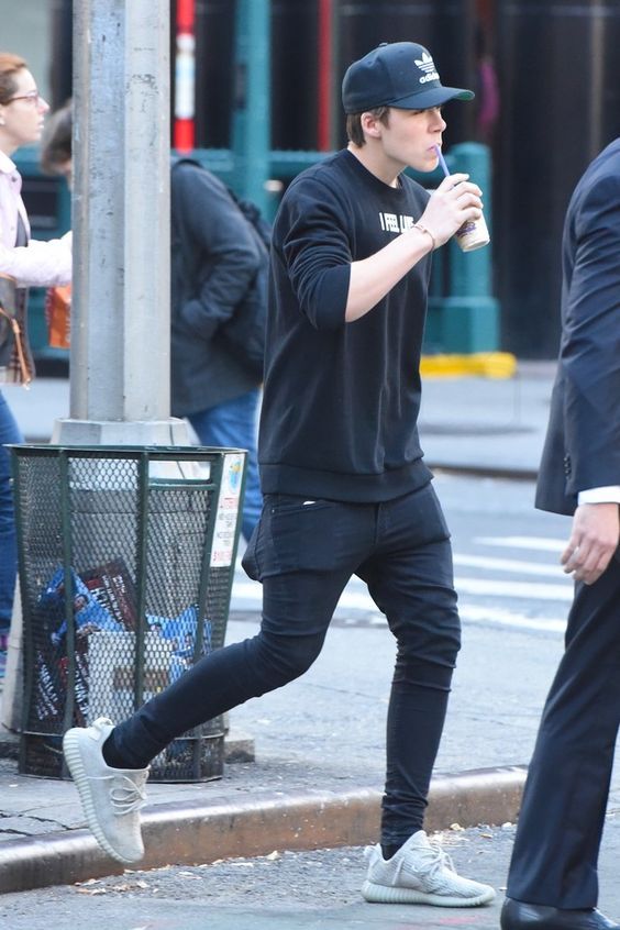 Yeezy Boost 350 Outfit, Coffee Bean And Tea Leaf, Mens Street Style Summer, Yeezy Fashion, Sweatshirt Adidas, Yeezy Outfit, Look Grunge, Brooklyn Beckham, Mens Yeezy