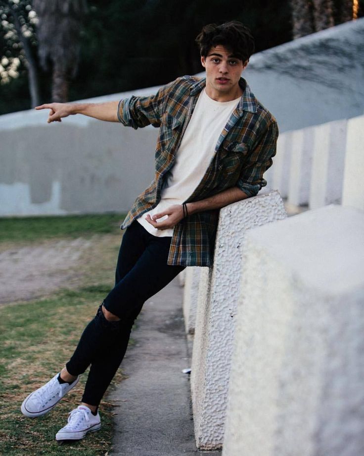 Noah Centineo, Herren Style, Stylish Men Casual, Mens Casual Dress Outfits, Men Stylish Dress, Mens Fashion Streetwear, Cool Outfits For Men, Mens Fashion Casual Outfits, Stylish Mens Outfits