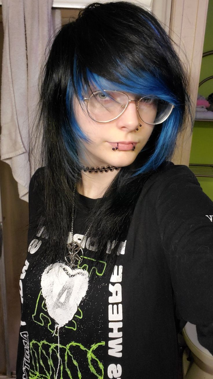 Shoulder Length Scene Hair, Scene Hair Reference, Dyed Emo Hair, Scene Haircuts Medium, Emo Hair 2000s, Scene Hair Ideas, Blue Emo Hair, Emo Hair Dye, Emo Shag Haircut