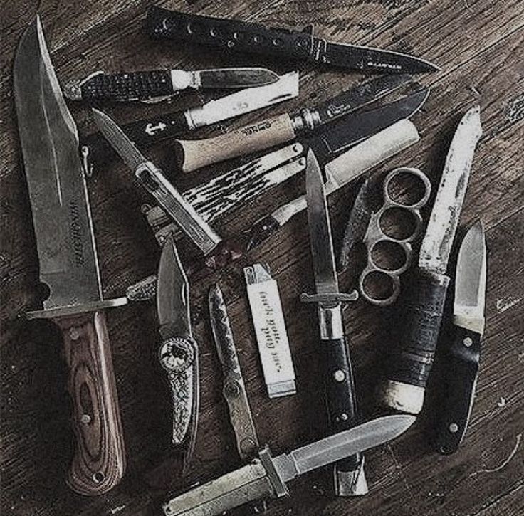 many different types of knifes and knives on a wooden table with their blades still attached