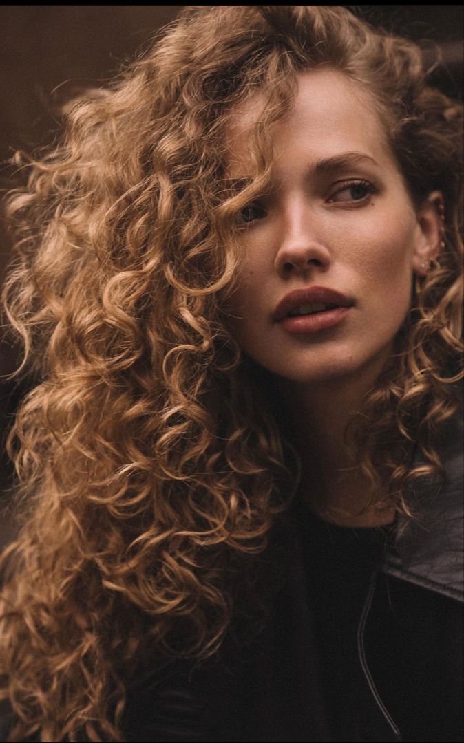 Tanya Kizko, Spring Walk, Ginger Models, Blonde Curly Hair, Blonde Curls, Honey Hair, Haircuts For Curly Hair, Curly Hair Women, Curly Hair Inspiration