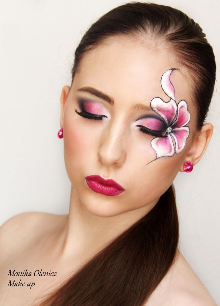 Ramp Look Eye Makeup, Flower Fantasy Makeup, Ramp Look Makeup, Ramp Makeup Looks, Creative Face Makeup Art, Face Art Makeup Flowers, Make Up Fantasi, Peacock Eye Makeup, Disney Eye Makeup