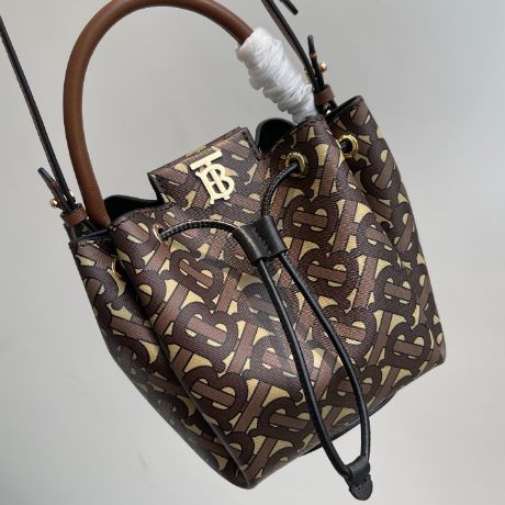 Bjiachunyuan's new portable single-shoulder crossbody bucket bag is made of imported specific environmentally friendly fabrics. The material is waterproof and durable, and it is very easy to clean. The details are perfect and the overall look is very high-end. The front is decorated with Thomas Burberry's exclusive golden hardware Logo, which is very low-key and iconic. Drawstring and magnetic snap closure, very convenient. It is very suitable to carry it by the top fixed handle, or carry it by High-end Tote Bucket Bag For Daily Use, High-end Bucket Bag Tote For Daily Use, High-end Bucket Tote Bag For Daily Use, High-end Large Capacity Coated Canvas Shoulder Bag, High-end Bucket Bag Tote With Large Capacity, High-end Large Capacity Bucket Bag In Tote Style, High-end Large Capacity Bucket Bag, High-end Bucket Bag, High-end Large Capacity Top Handle Bucket Bag