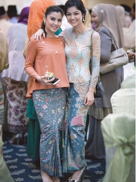 . Kain Songket Style, Batik Kurung, Education Tattoos, Tattoos Architecture, Kebaya Lace, Kebaya Modern Dress, Batik Skirt, Batik Kebaya, Kebaya Dress