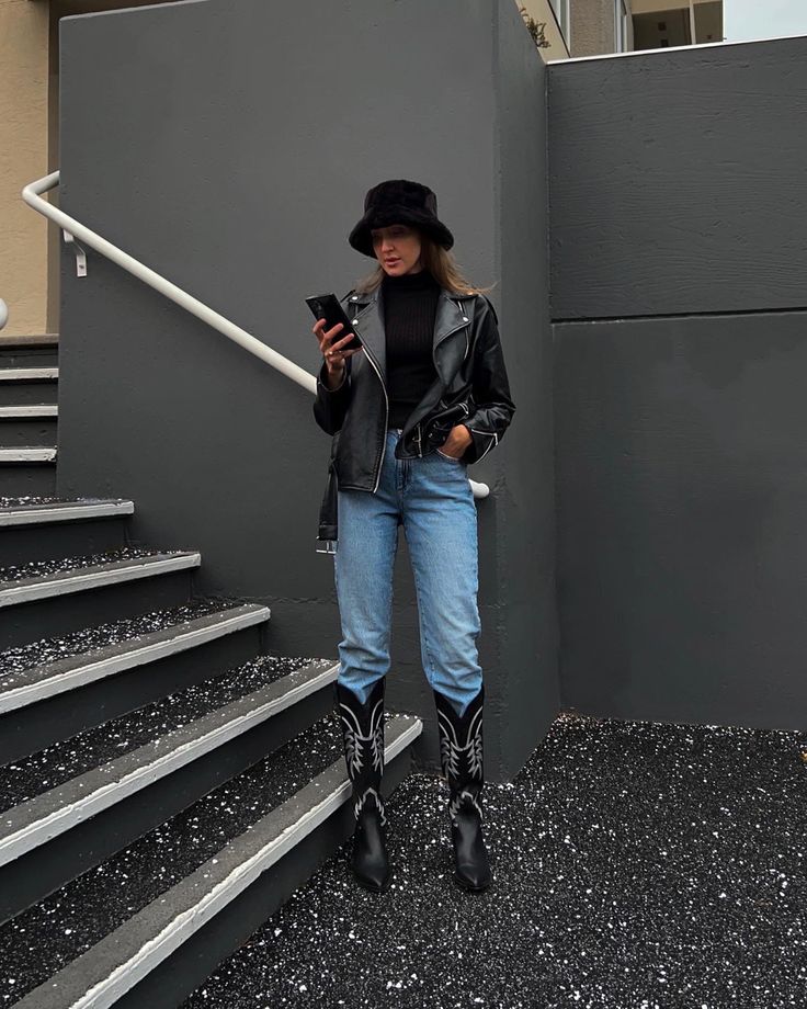 Cowboy Hat Outfit Woman, Outfit Mom Jeans, Style Inspiration Trendy, Black Leather Jacket Outfit, Bucket Hat Outfit, Fuzzy Bucket Hat, Classy Street Style, Mom Jeans Style, Black Cowboy Hat