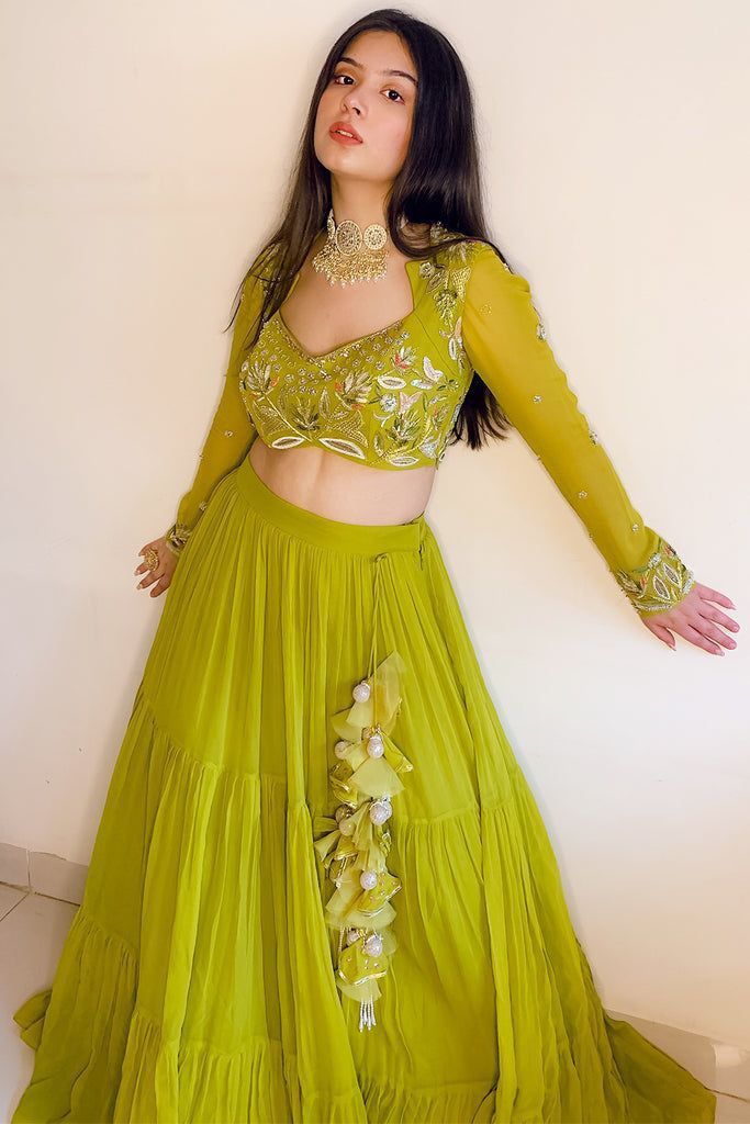 Elegant Lehenga Classy, Blause Desine Latest Back, Grand Lehenga, Marriage Dresses, Lengha Blouse, Haldi Dress, Mehendi Outfits, Simple Lehenga, Indian Outfits Lehenga