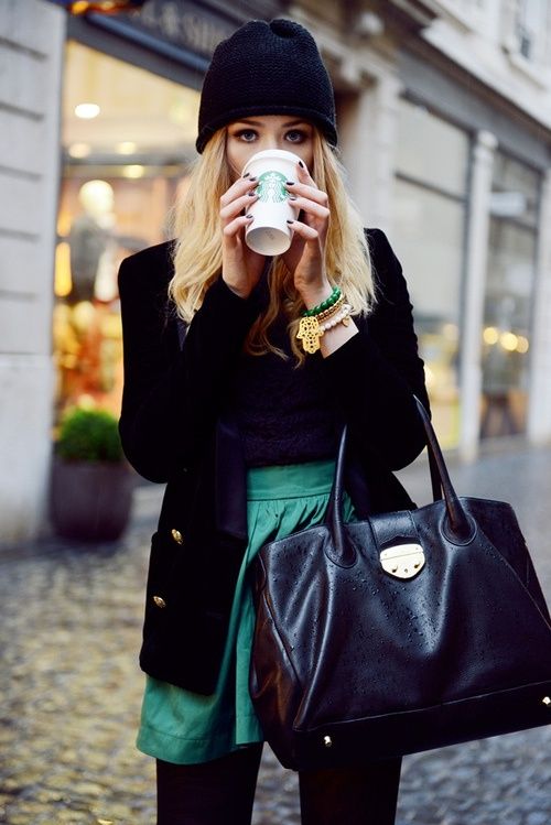 Good rainy day look ... leggins , skirt (i'd do a slim skirt), rain boots, & ALWAYS a little splash of bright ! Mode Tips, Blazer Outfit, Looks Street Style, Vintage Bag, Grunge Style, Green Skirt, Cozy Fashion, Looks Style, Style Blog