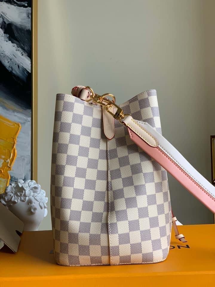 For Summer 2020, the NéoNoé bucket bag in Damier Azur canvas features a braided-leather top handle. The hand-painted edge-dyeing of the top-handle leather is a gauge of the House’s commitment to craftsmanship. It can be hand-carried or over the shoulder and cross-body, with its bicolor, removable leather strap. Detailed Features 26 x 26 x 17.5 cm (Length x height x width ) Damier Azur Coated Canvas Natural cowhide-leather trim Microfiber lining Gold-color hardware Zipped central flat pocket Drawstring Metal eyelets Strap: Removable, not adjustable Strap Drop: 53.0 cm Handle: Single, removable Néonoé Mm, Louis Vuitton Neonoe, Vuitton Bag, Braided Leather, Vuitton Handbags, Leather Top, Luxury Boutique, Cowhide Leather, Leather Trims