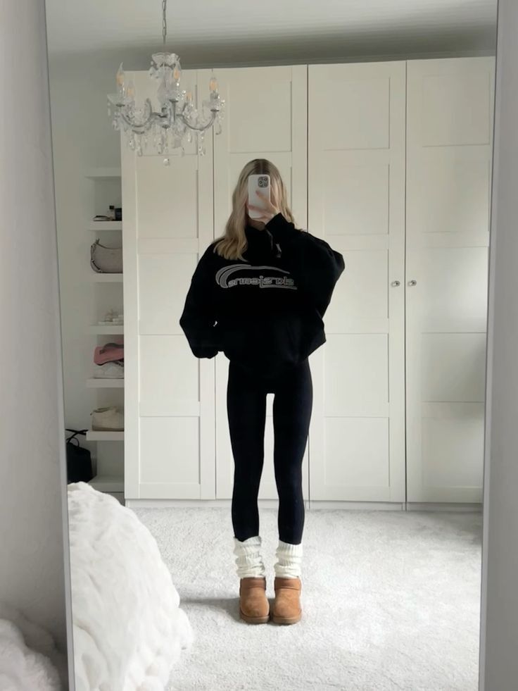 Casual outfit 🎵 Check more at https://beautyfashionideas.com/uncategorized/casual-outfit-%f0%9f%8e%b5/ Cute Winter Jackets Aesthetic, Simple Outfits With Leggings, Winter Athleisure Outfits, Uggs Tasman, Amsterdam Outfit, Outfit With Uggs, Uggs Outfits, Thanksgiving Outfits, Outfit Invierno