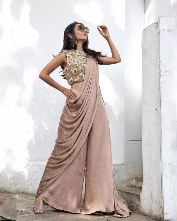 Unique, New Ways Of Draping A Saree That We Spotted Off Recently | WedMeGood Draping Ideas, Saree Draping Styles, Saree Draping, Gaun Fashion, Salwar Kamiz, Traditional Indian Outfits, Indian Gowns Dresses, Indian Gowns, Ethnic Outfits