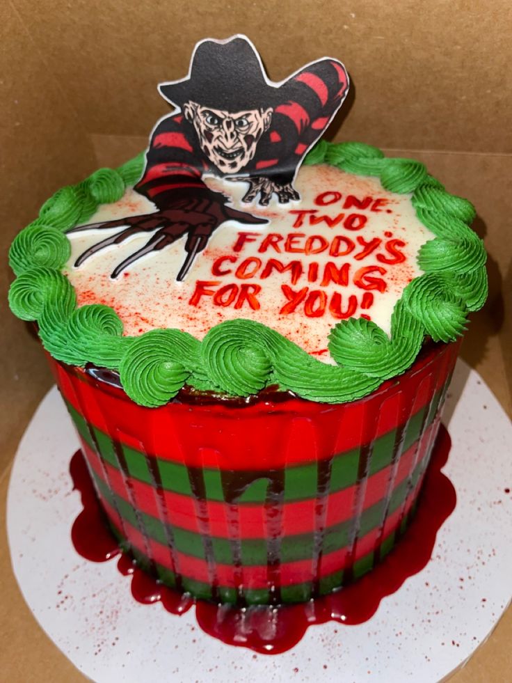 there is a cake that has been decorated to look like the cat in the hat