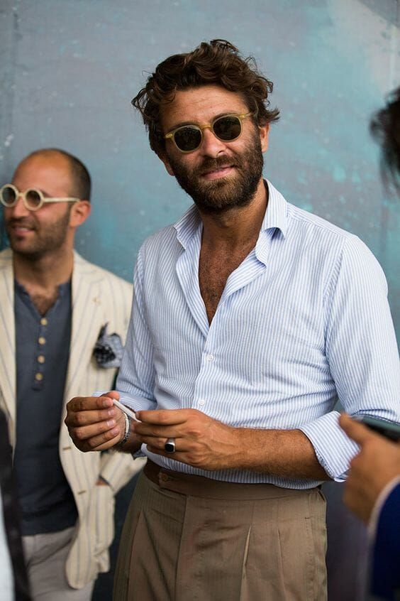 Pleated trousers and a shirt with no jacket at Pitti Uomo Italian Menswear Style, Gentleman Mode, Italy Spring, Herren Style, Ray Ban Men, 2016 Menswear, La Fashion Week, Wearing Sunglasses, Men Street