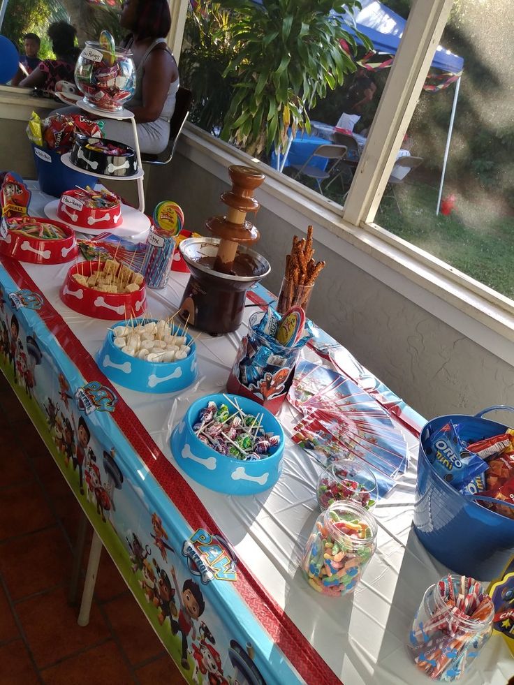 the table is set up with candy and snacks for children's birthdays or special occasions