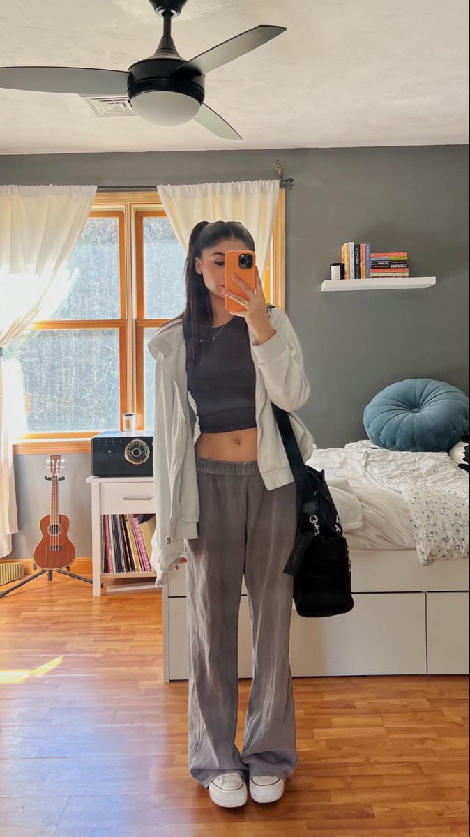 Casual Winter Outfits Comfy Sweats, Sweatpants Outfit Girl, Brandy Sweatpants Outfit, Grey Converse Outfit, How To Style Grey Sweatpants, Outfit Ideas With Sweatpants, Girl Sweatpants Outfit, Sweatpants Outfit Fall, Sweatpant Outfits