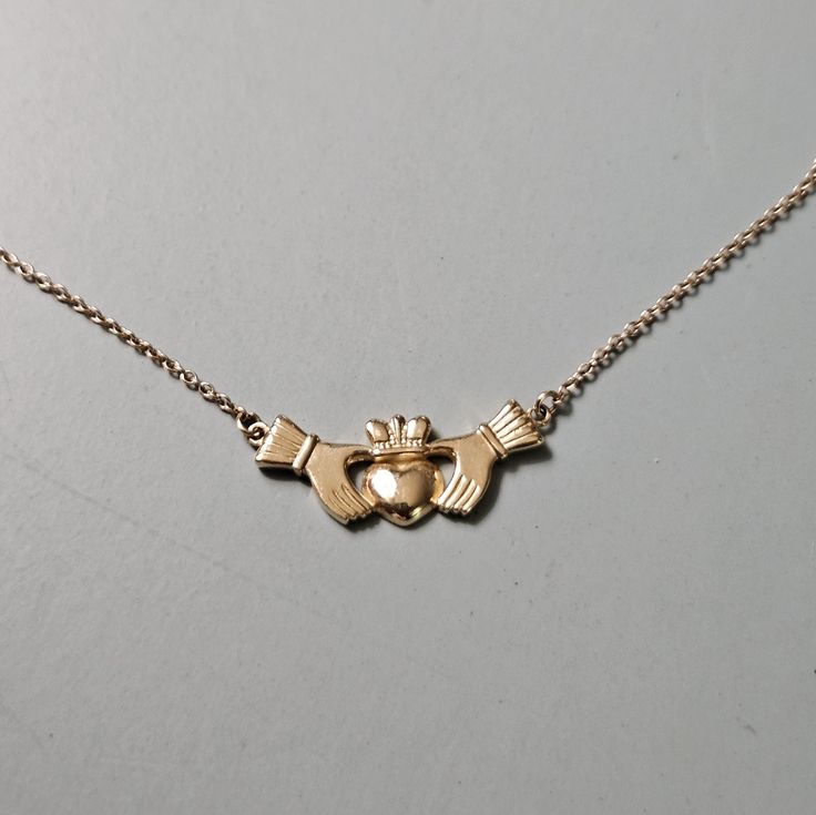 14 Karat Yellow Gold Claddagh Necklace. 17" Station Necklace. Heavy Claddagh Pendant Attached To A Nice Sturdy 17" 14 Karat Yellow Gold Cable Chain. New And Never Worn (Unfortunately Having Reaction To All Yellow Gold Every Since I Was Pregnant) Weight 1.05 Grams. Stamping For 14 Karat Yellow Gold Is Shown In Photos Posted. Group Jewelry, Yellow Gold Heart-cut Charms Necklace, Victorian Yellow Gold Heart Pendant Necklace, Heirloom Yellow Gold Coat Of Arms Jewelry, Valentine’s Day Yellow Gold Plated Chain Necklace, Heart-shaped Yellow Gold Brass Necklace, Royal Chain, Claddagh Necklace, Station Necklace