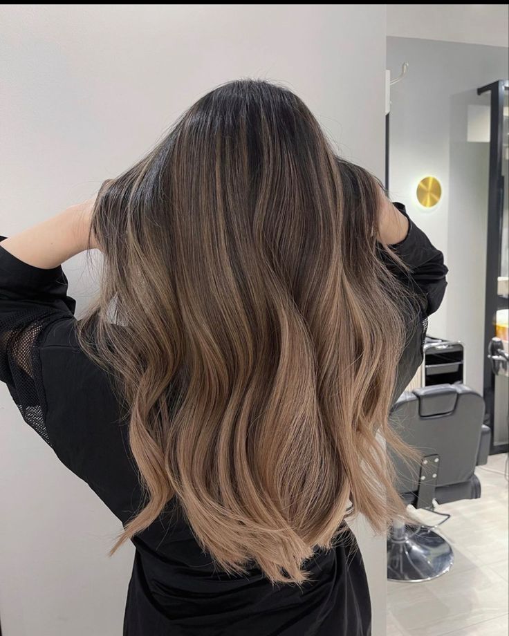 Dark Roots Hair Balayage, Creamy Balayage Brown, Dark Blonde With Brown Roots, Balayage For Winter, Air Touch Highlights, Milk Brown Balayage, Hair With Dark Roots, Balayage Hair Brunette With Blonde Ashy, Air Touch Hair Brunette