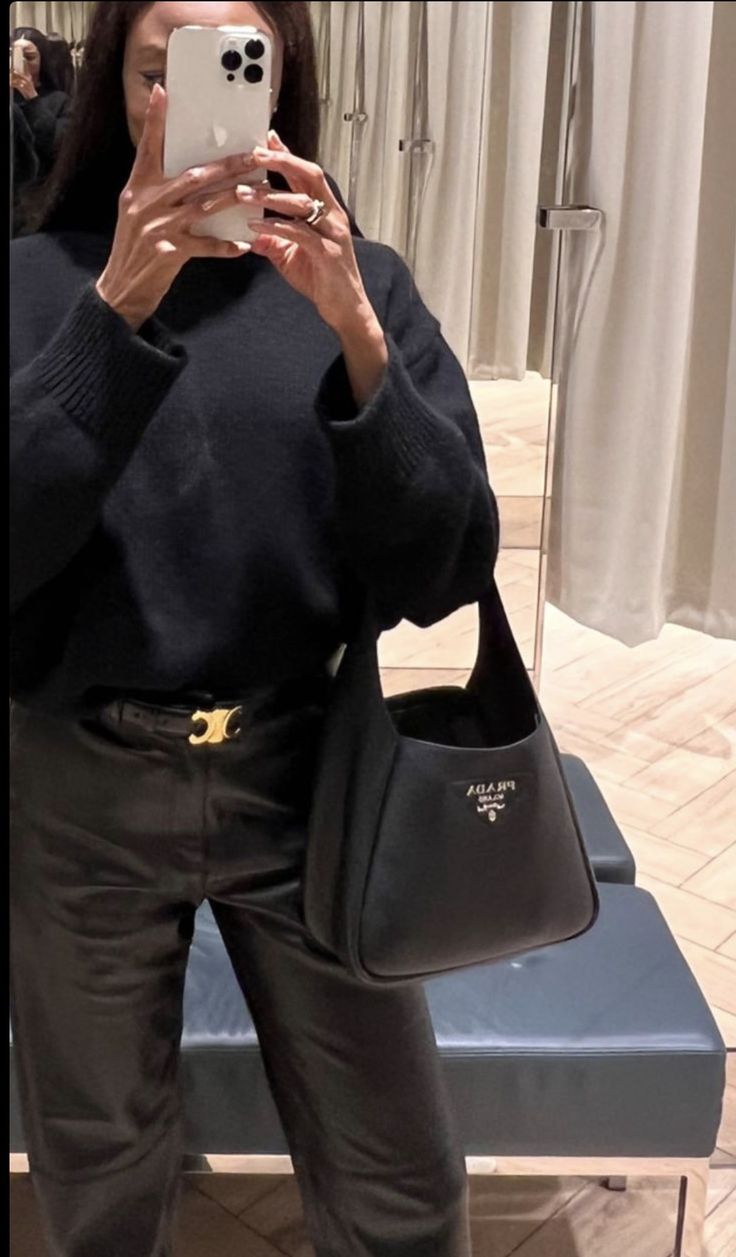 Prada Mini Bag Outfit, Prada Hobo Bag Outfit, Expensive Girl, Bucket Bags Outfit, Mini Bag Outfit, Hobo Bag Outfit, Zapatillas Veja, Bag Outfit, Student Fashion