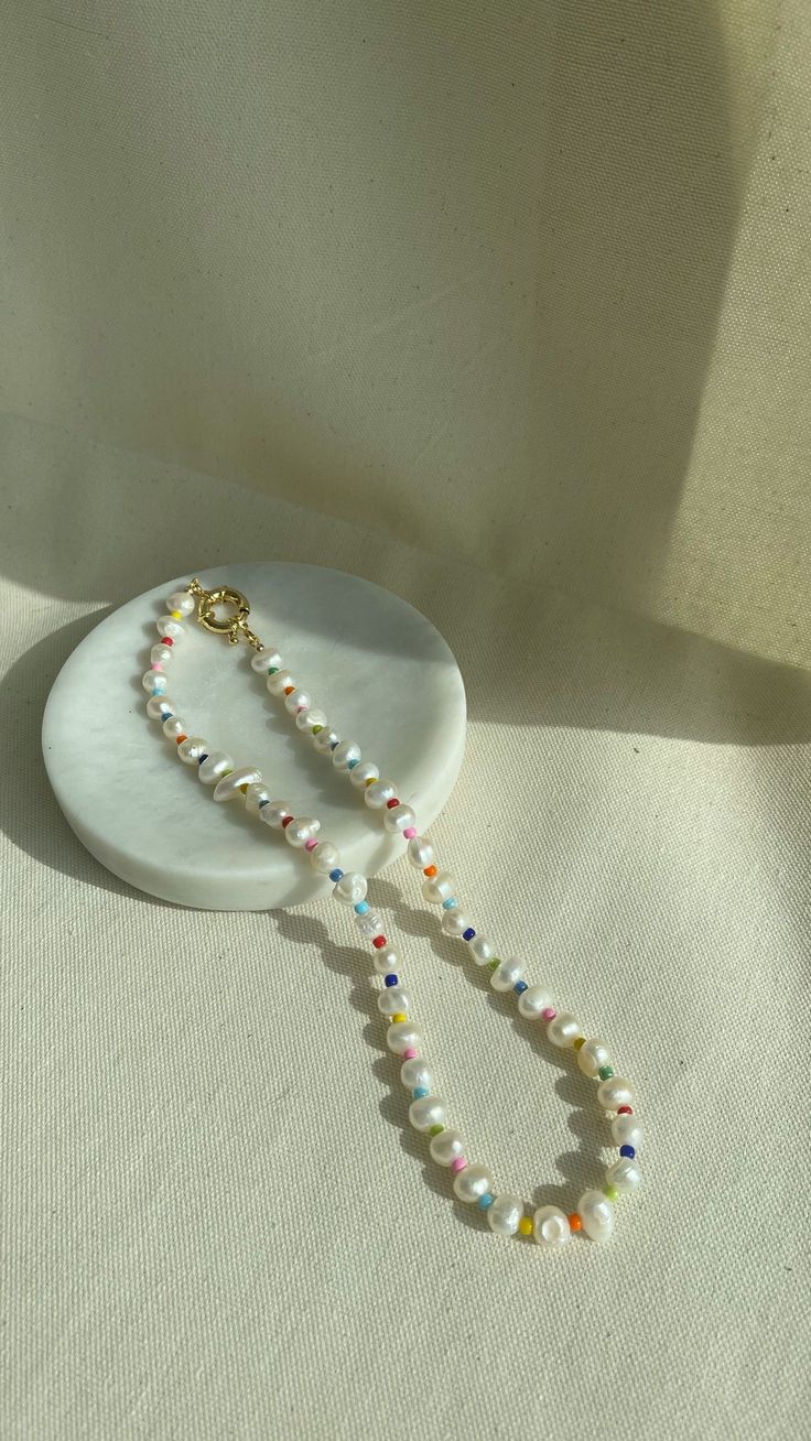 Homemade Necklaces, Jewlery Necklace, Beads Craft Jewelry, Diy Jewelry Necklace, Beaded Necklace Designs, Beaded Necklace Diy, Rainbow Necklace, Beads Bracelet Design, Beaded Jewelry Designs