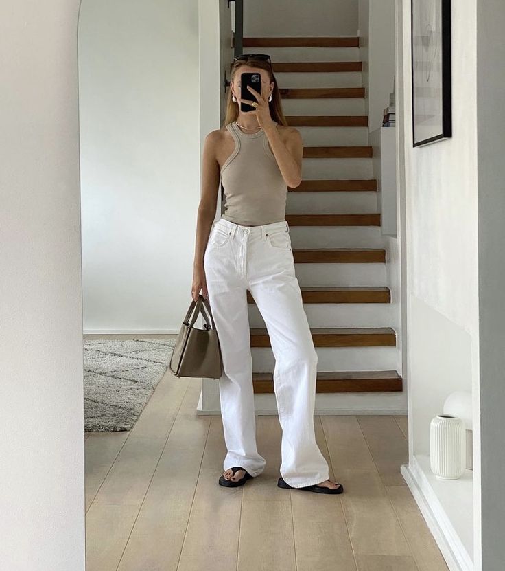 Street Style Outfits Casual, University Outfit, White Jeans Outfit, Tank Outfit, Casual Outfit Inspiration, Uni Outfits, Summer Work Outfits, August 11, Minimal Style