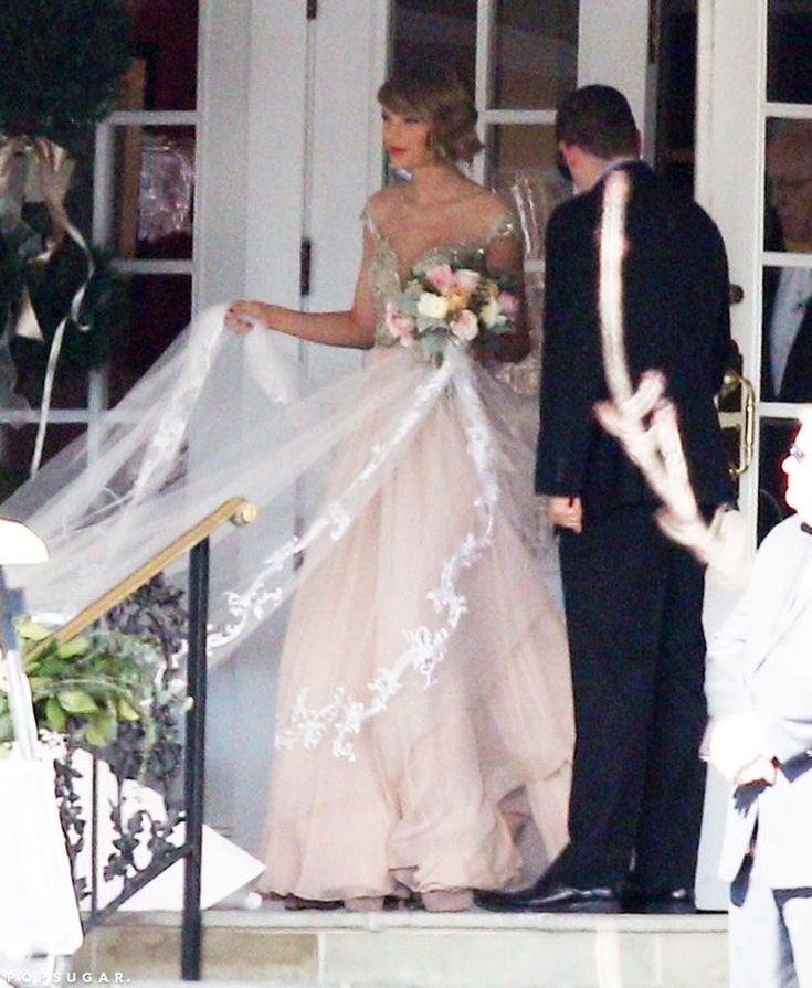 the bride and groom are getting ready to walk down the stairs together at their wedding