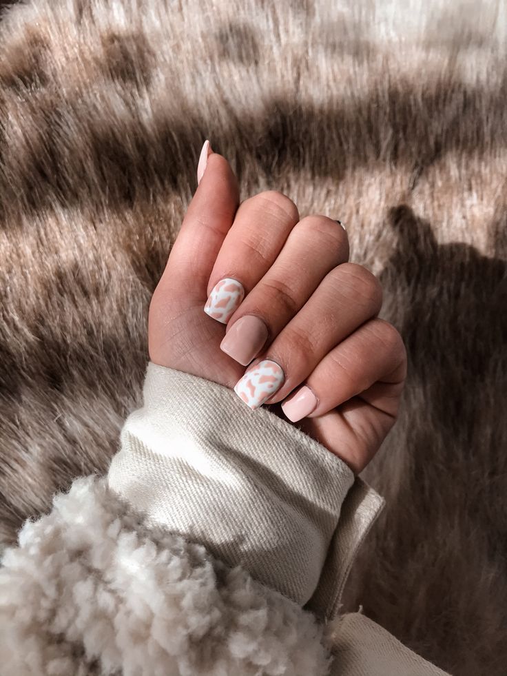 Light Pink Western Nails, Short Punchy Nails, Cowgirl Nails Westerns Short, Nail Designs Western Cowgirl, Simple Nails Western, Cute Short Nails Aesthetic, Cute Cowgirl Nails, Neutral Western Nails, Short Nails Ideas Aesthetic