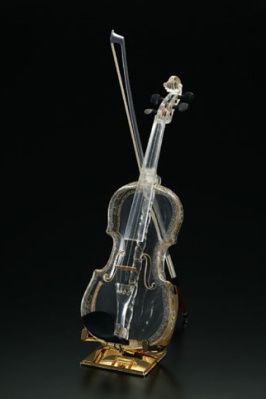 a violin is sitting on top of a stand