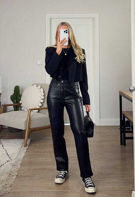 Leather Pants Converse Outfit, Leather Pants Outfit Winter, Outfits December, Leather Pants Outfit Night, Black Leather Pants Outfit, Wide Leg Outfit, Boho Winter Outfits, Leather Tights, Xmas Outfits