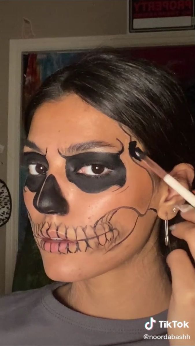 Skeleton Makeup On Men, Easy Skull Makeup Men, Skeloten Makeup, Tate Skull Makeup, Skeleton Makeup Men, Pretty Skull Makeup, Skull Makeup Men, Skull Makeup Easy, Simple Skull Makeup