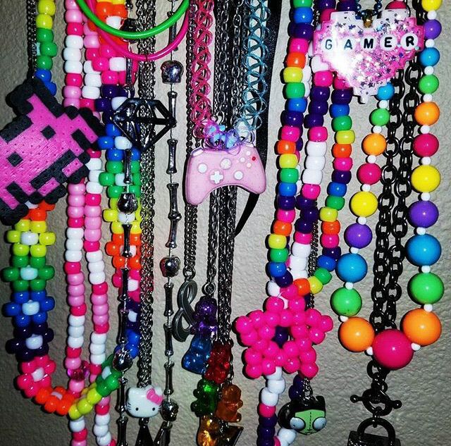 Decora Accessories, Scene Kandi, Pulseras Kandi, Punk Fashion Diy, Diy Kandi Bracelets, Diy Kandi, Kandi Kid, Scene Core, Kandi Cuff