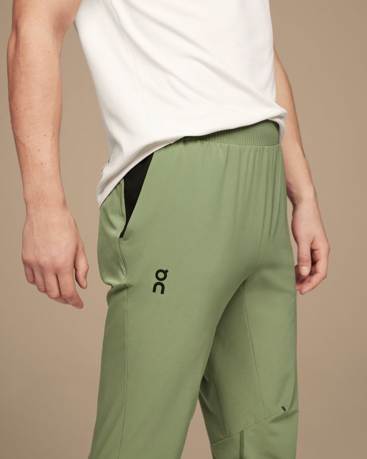 Power up your movements with these essential workout pants. Ideal for yoga, dynamic workouts and everyday wear – all in complete comfort. High Tech Design, Burpees, The Movement, Tech Design, Active Lifestyle, Workout Pants, High Tech, Everyday Wear, Yoga