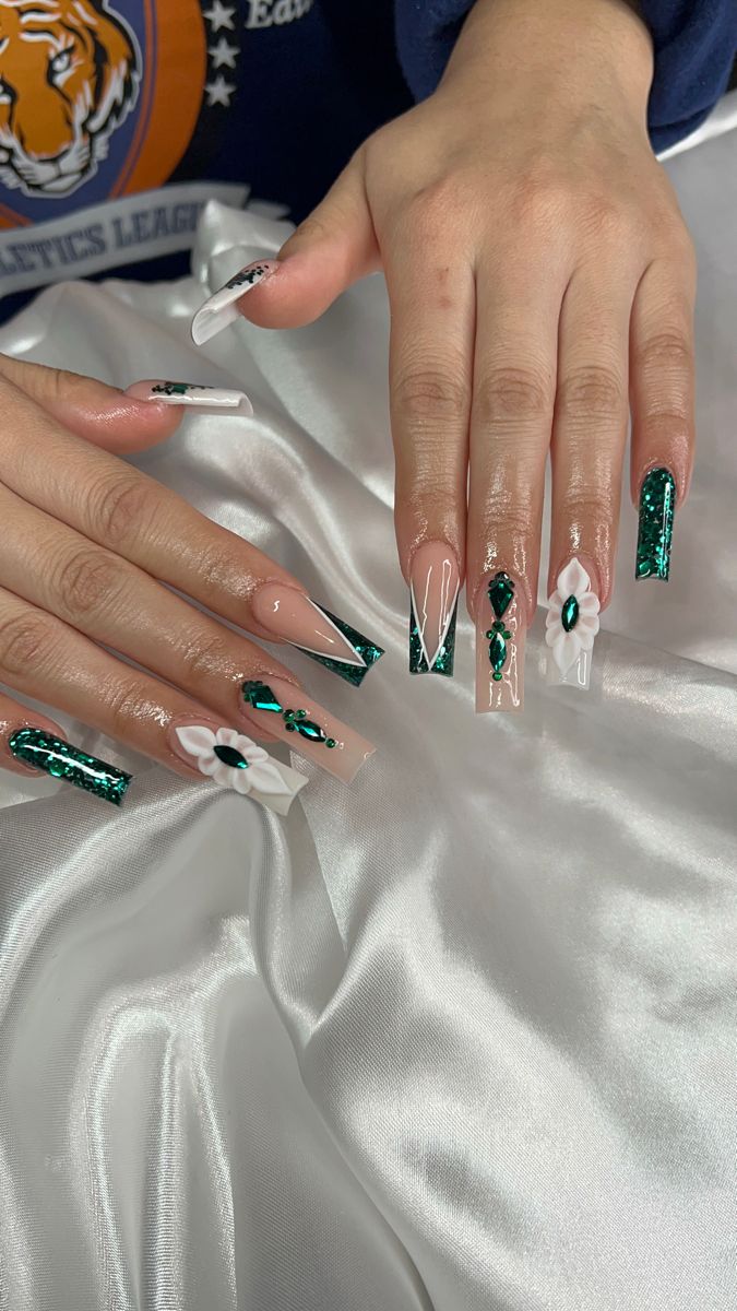 Green Nail Acrylic, Emerald Green Nail Ideas Acrylic, Green Virgencita Nails, Emerald And White Nails, Emerald Green Acyrilics Nails, Acrylic Nail Designs Emerald Green, Emerald Nails With Silver, Emerald Green Nails Sweet 16, Emerald Nails Quince