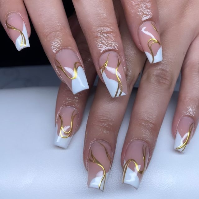 𝐒𝐊𝐘𝐄 | 𝒢𝑒𝓁 𝒳 𝒩𝒶𝒾𝓁𝓈 on Instagram: "♡ white and gold chrome ⚜️ . ♡ length/shape: medium, square . . . . . . ♡ #nailsofinstagram #gelx #apresnails #nails #nailart #apres #nailinspo #nailsofig💅🏼 #inlandempirenails #ienailtech #explore #nailsbyskyelinh" Gold Chrome And White Nails, White And Gold Abstract Nails, Clear And White Nail Designs, Gold Chrome Nails Designs Square, Gold Chrome Design Nails, Good And White Nails, White Nails Gold Design, Greek Goddess Nails Designs, Gel Nail Designs Chrome