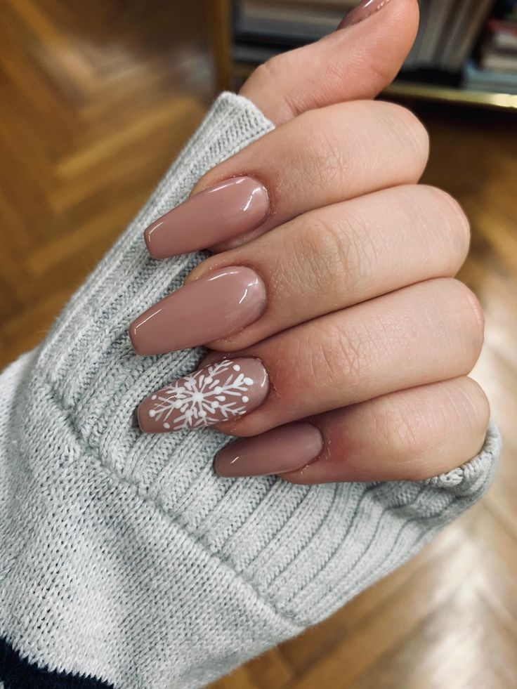 Christmas Coffin Nail Designs, Nails 2023 Trends, Beige Nails Design, Blue Ombre Nails, 2023 Nails, Festive Nail Art, Winter Nails Acrylic, Christmas Nails Easy, Cute Christmas Nails