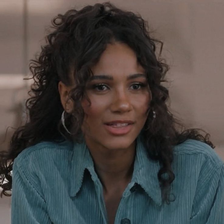 90s Curly Hairstyles Natural Hair, Fringe On Curly Hair, Curly Hair With Hairband, Carrie Bradshaw Hair Curly, Vanessa Hudgens Curly Hair, Wavy Hairstyles Black Women, 80s Curly Hairstyles, 70s Hair Curly, Curly Face Framing