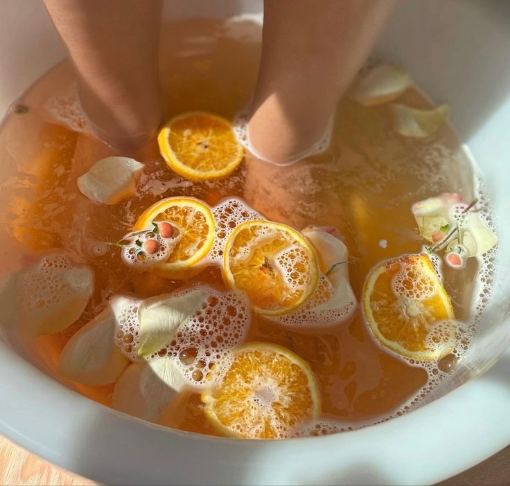 Pedicure , orange pedicure, citrus pedicure Manicures And Pedicures, Luxury Pedicure, Pedicure Spa Ideas, Fruit Pedicure, Pedicure Aesthetic Salon, Spa Day Pictures Instagram, Pedicure Aesthetic, Spa Vibes, Pedicure Pictures Spas