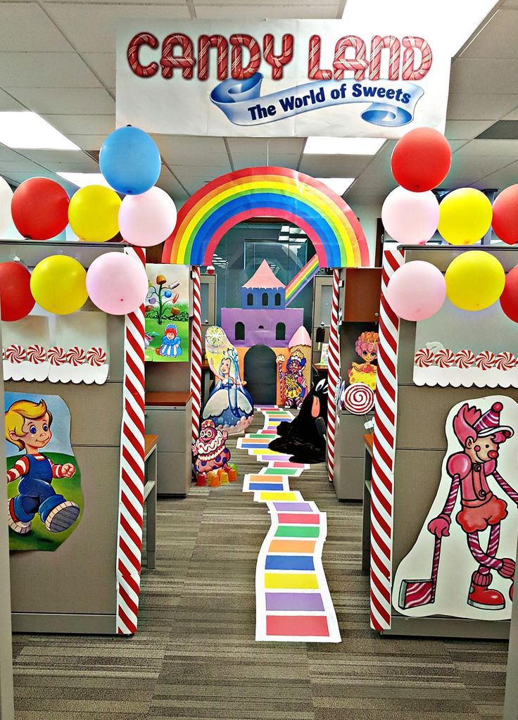 the candy land entrance is decorated with balloons and streamers for children's birthday parties