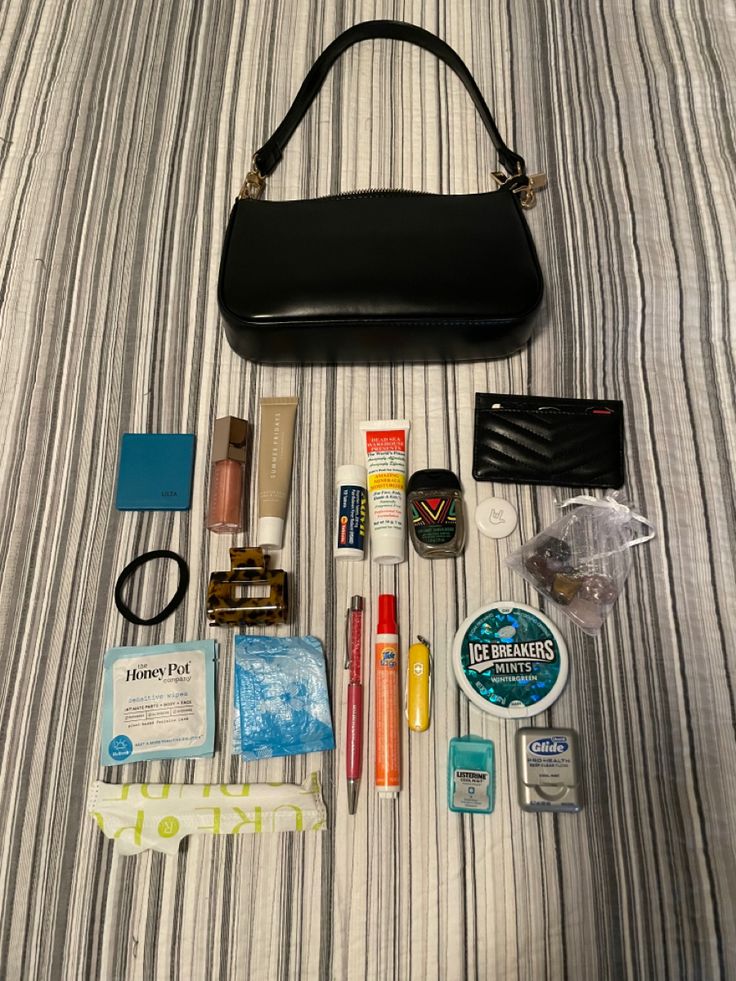 Small Purse Aesthetic, Small Purse Essentials, Bag Tour, Altoids Wallet, Purse Aesthetic, Trip Bag, What's In My Purse, Bag Checklist, Inside My Bag