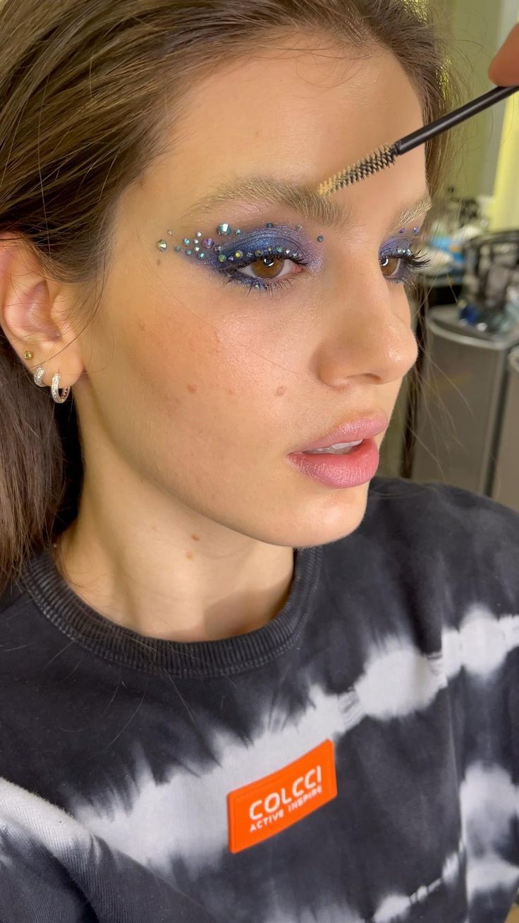 Festival Eye Makeup Glitter, Coldplay Makeup, Glitter No Rosto, Women Beauty Tips, Makeup Euphoria, Jewel Makeup, Gem Makeup, Coachella Makeup, Concert Makeup