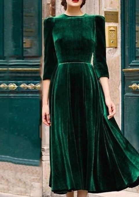 Vintage Velvet Dress, Walking Down The Street, Green Velvet Dress, Evening Dresses With Sleeves, Evening Dresses Short, Maxi Robes, Midi Sheath Dress, Winter Trends, Maxi Dress Green